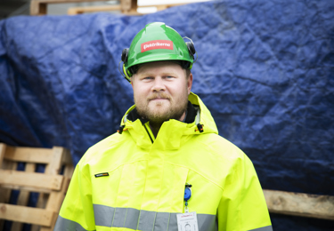 En medlem i Elektrikerna som står vid ett bygge