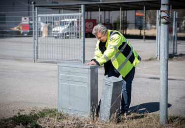 En service-elektriker som arbetar med ett elskåp