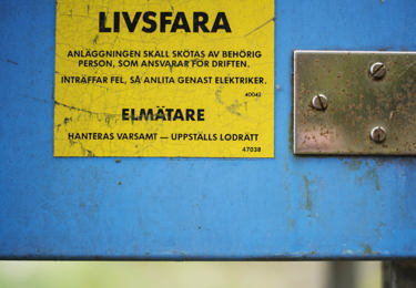 Skylt som visar information och varnande text om livsfara