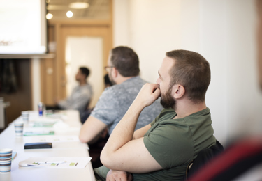 Förtroendevald elektriker som deltar vid en facklig kurs