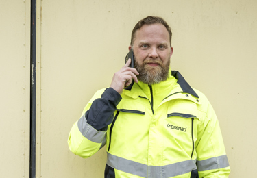 Elektriker som står vid sin servicebil