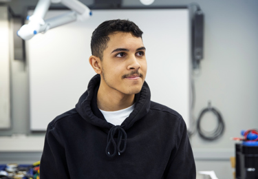 Ung elektriker på ett bygge