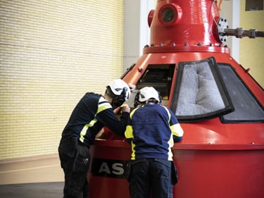 Elektriker som borstar av solceller på ett tak från snö