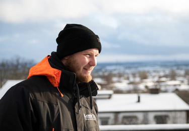 Elektriker som befinner sig utomhus