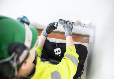 En elektriker som monterar ett vägguttag