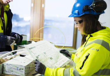 Ung elektriker som håller i en ritning