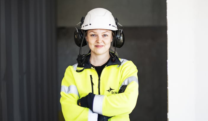 Elektriker i varselkläder och med armarna i kors över bröstet