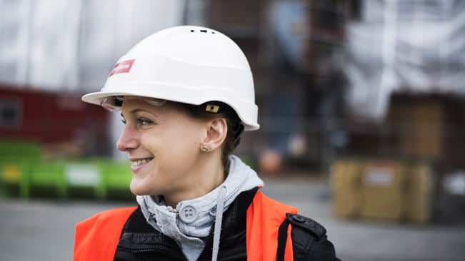 Två händer som håller i en mobil