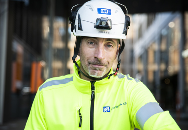 En elektriker med en hjälm på huvudet