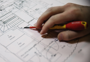 Hand som håller i en skruvmejsel