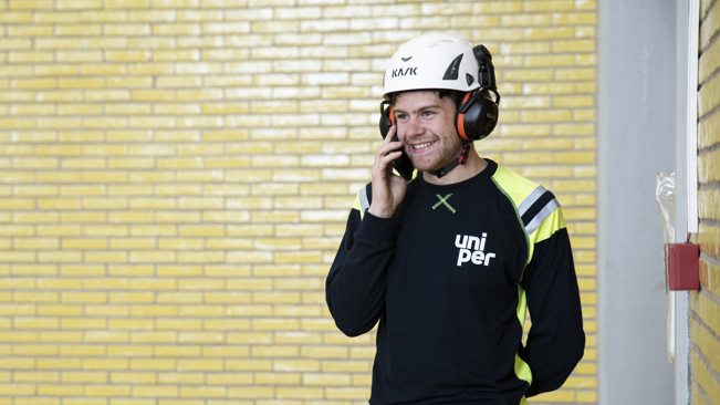 Elektriker som pratar i telefon