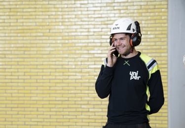 Elektriker som pratar i telefon