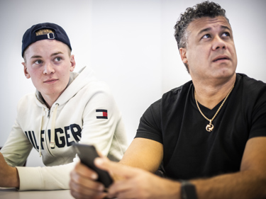 Elektriker som borstar av solceller på ett tak från snö