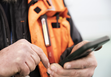 Två händer som håller i en mobiltelefon