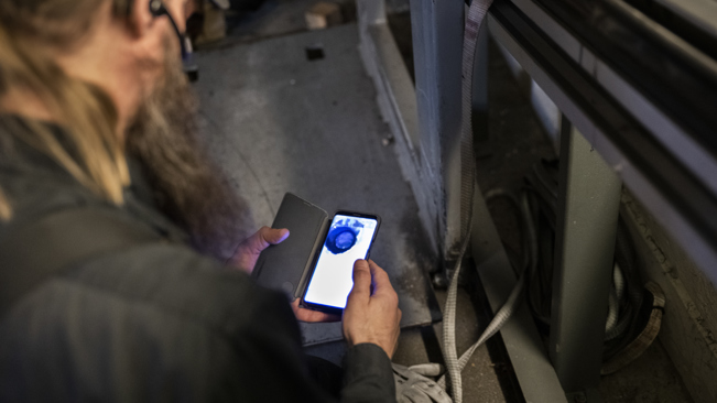 Två händer som håller i en mobil