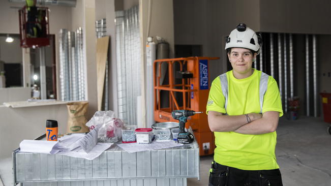 Elektriker med hjälm och hörselkåpor på huvudet