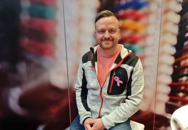 En man som heter Ola, som är yrkeslärare och som tittar in i kameran och ler