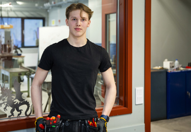 Ung elektriker på arbetsplats