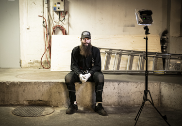 Elektriker som sitter ned i en miljö av betong