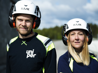 Två unga elektriker