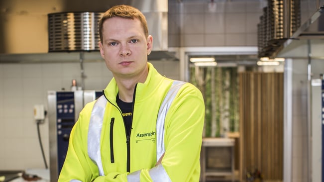 Elektriker som står lutat mot ett bord på en byggarbetsplats