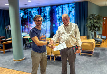 Två personer som skakar i hand