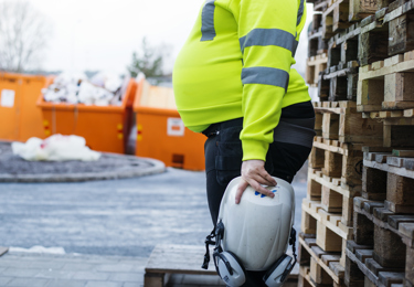 En person som arbetar som elektriker och som är gravid