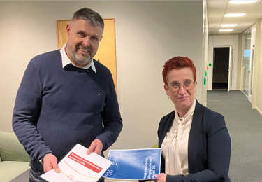 Elektrikernas avtalsansvarige, Niklas Enström, tillsammans med representant från Svensk Handel