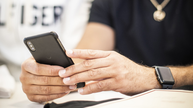 Ett par händer som håller i en mobiltelefon