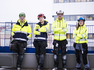 Två unga elektriker