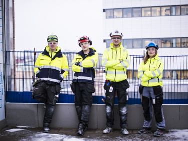 Två unga elektriker