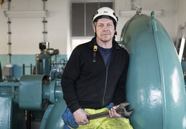 Elektriker som arbetar på ett kraftverk