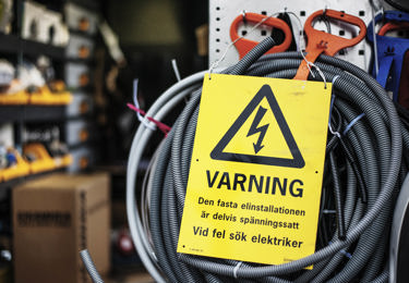 En skylt med en varningstext på