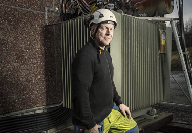 Elektriker som jobbar på ett kraftverk
