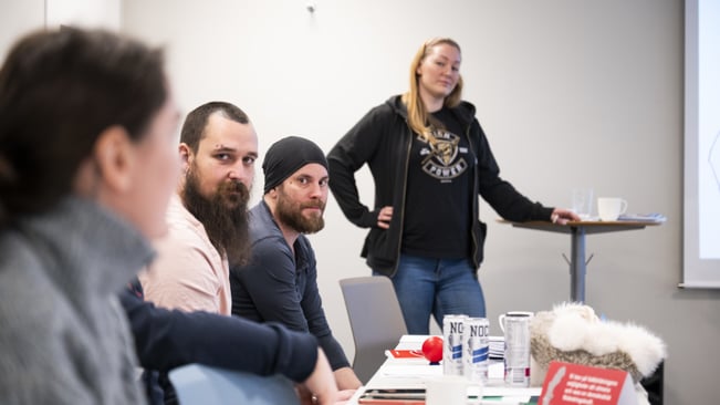 Två händer som håller i en mobil