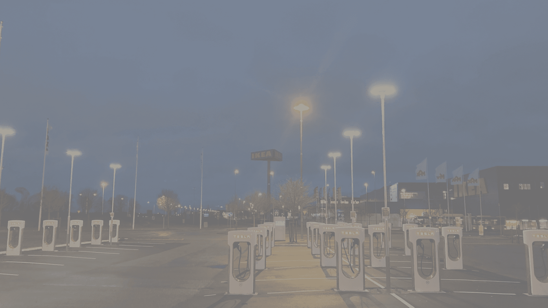 Genrebild föreställandes en anläggning med Teslas supercharges.