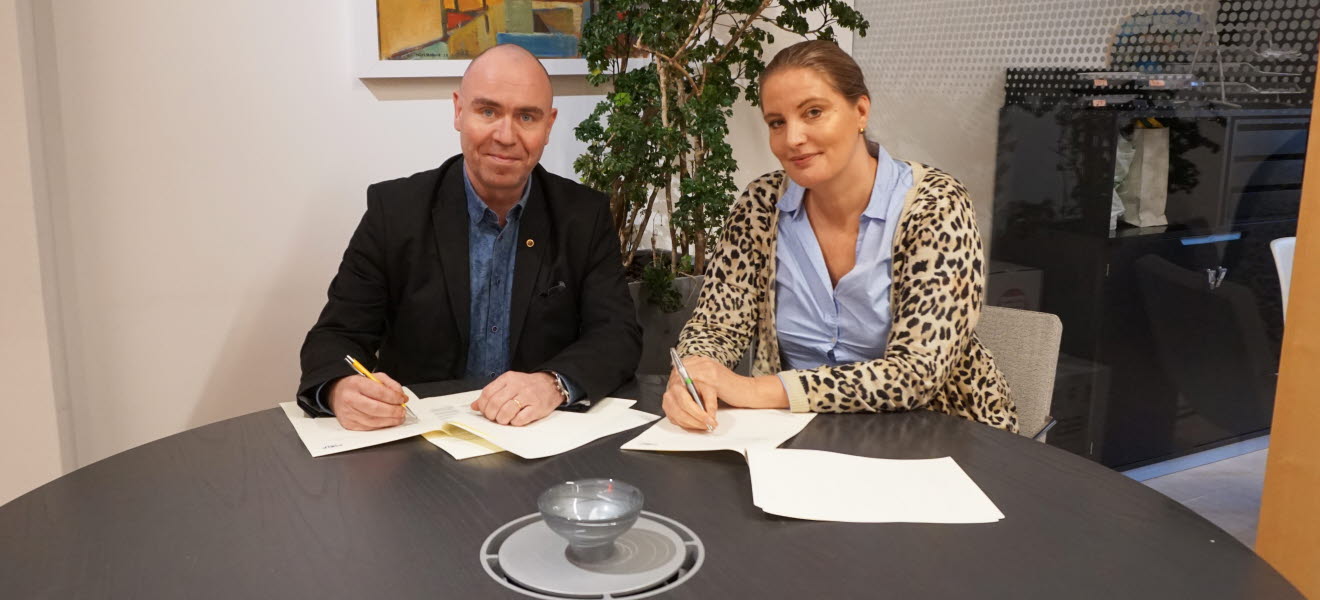 Vår ordförande Jonas Wallin och HELP Försäkrings Sverigechef Alexandra Åquist skriver på det uppdaterade avtalet.
