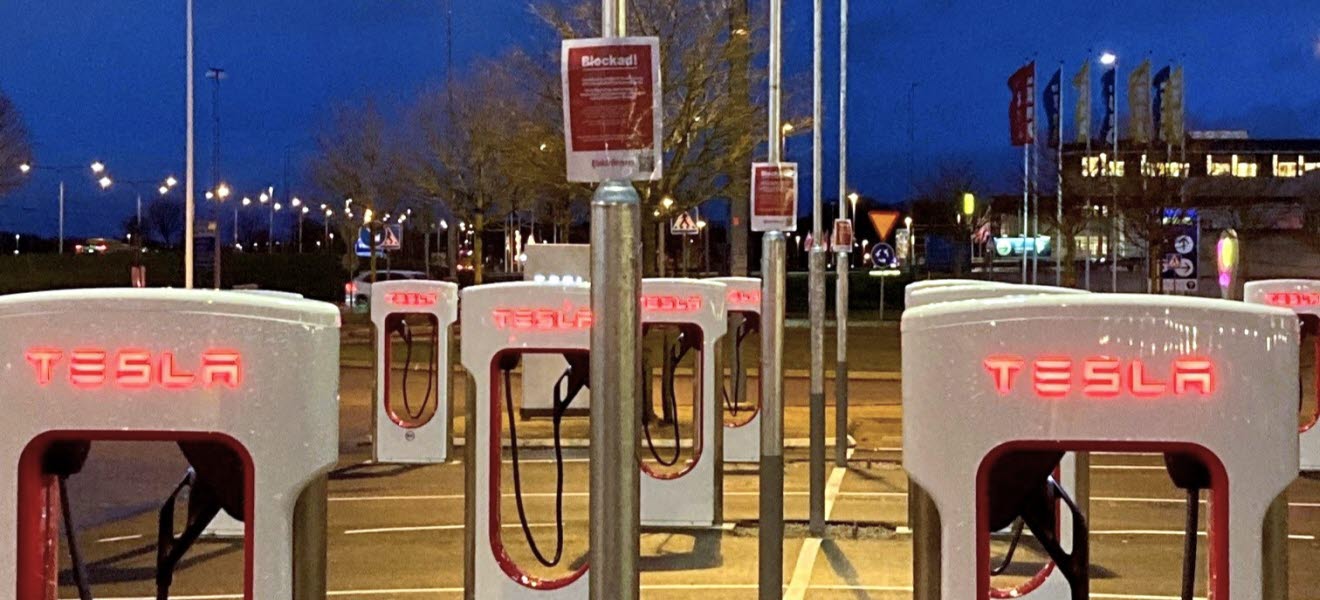 Blockadskylt vid Teslas Supercharger-laddstationer 
